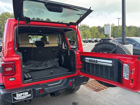 Used 2018 Jeep Wrangler Unlimited Sahara AWD/4WD image 34