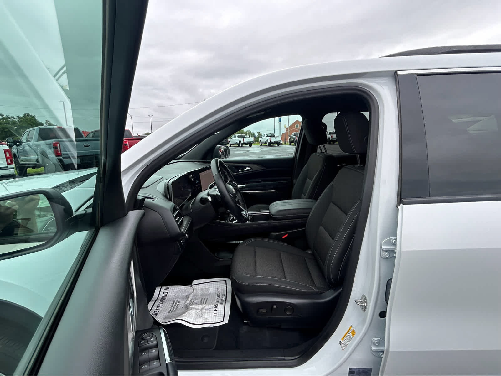Used 2025 Chevrolet Traverse LT FWD image 15