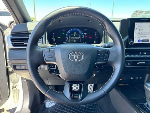 Used 2025 Toyota Camry SE w/ Convenience Package FWD image 18
