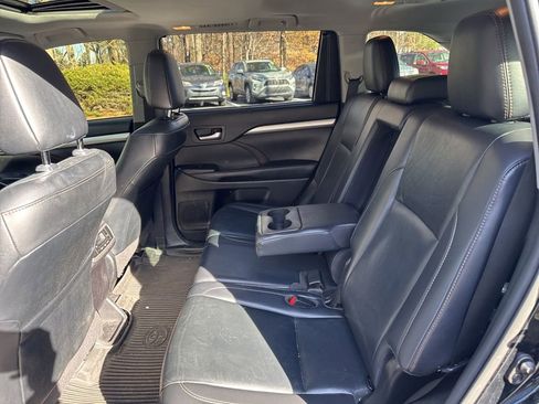 Used 2019 Toyota Highlander XLE image 12