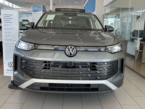 Certified 2025 Volkswagen Tiguan SE image 2