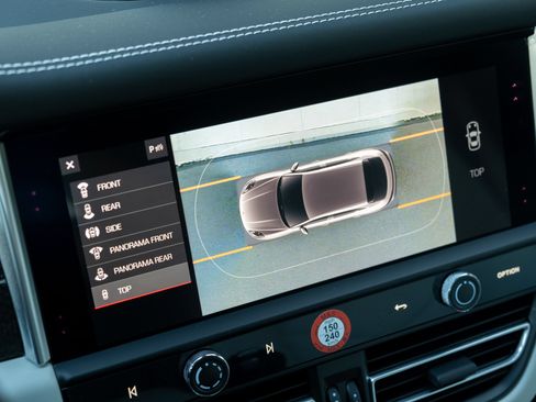 Certified 2022 Porsche Macan AWD/4WD image 32