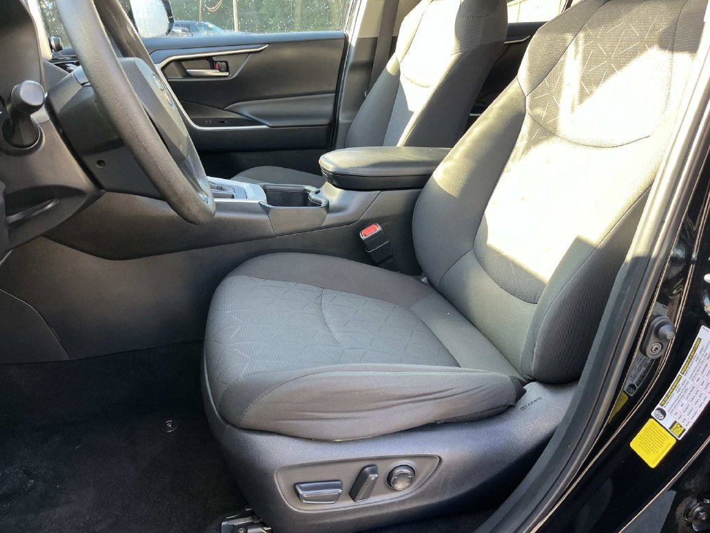 Used 2025 Toyota RAV4 XLE FWD image 28