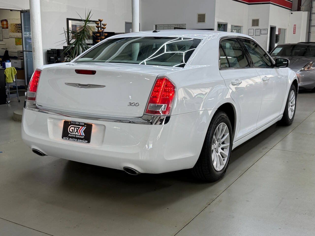 Used 2014 Chrysler 300 w/ Driver Convenience Group RWD image 2