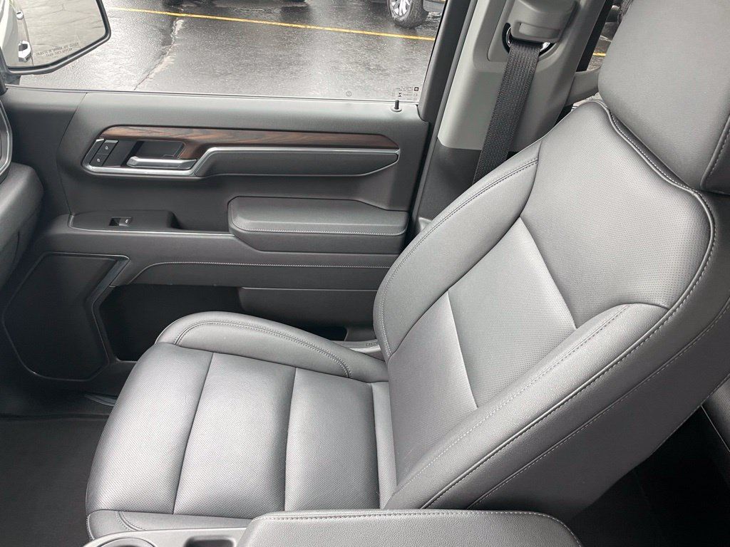 Used 2025 GMC Sierra 1500 SLT AWD/4WD image 22