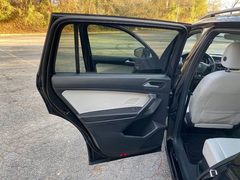 Used 2021 Volkswagen Tiguan SE image 45