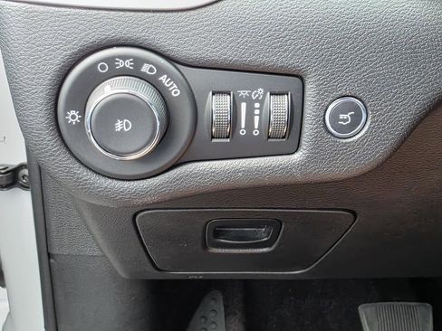Used 2018 Jeep Cherokee Latitude Plus w/ Comfort/Convenience Group FWD image 26
