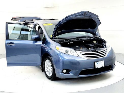 Used 2017 Toyota Sienna XLE FWD image 9