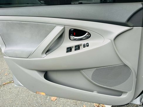 Used 2010 Toyota Camry LE image 14