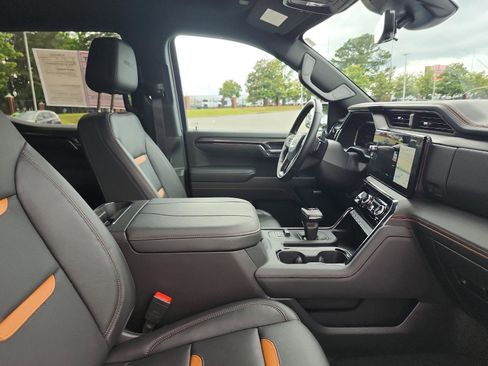 Certified 2025 GMC Sierra 1500 AT4 w/ AT4 Premium Package AWD/4WD image 9