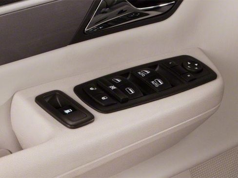 Used 2010 Volkswagen Routan SE FWD image 14