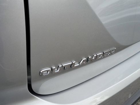 Used 2026 Mitsubishi Outlander ES FWD image 9