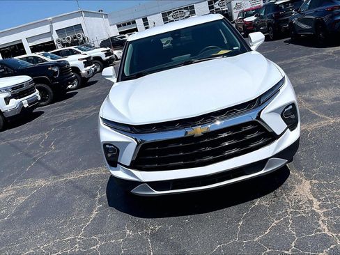 Used 2025 Chevrolet Blazer LT FWD image 3