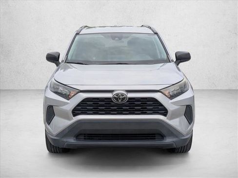Used 2019 Toyota RAV4 LE FWD image 2