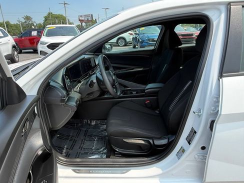 Used 2025 Hyundai Elantra SEL FWD image 13