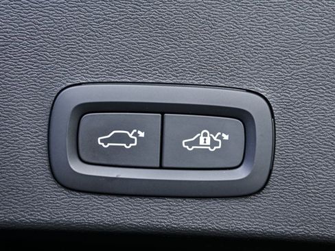 Certified 2025 Volvo XC40 B5 Plus image 32