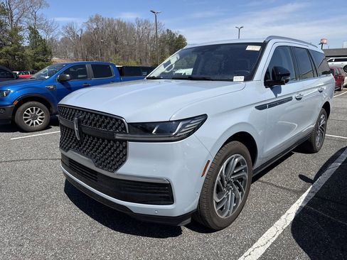 Used 2025 Lincoln Navigator Reserve image 7