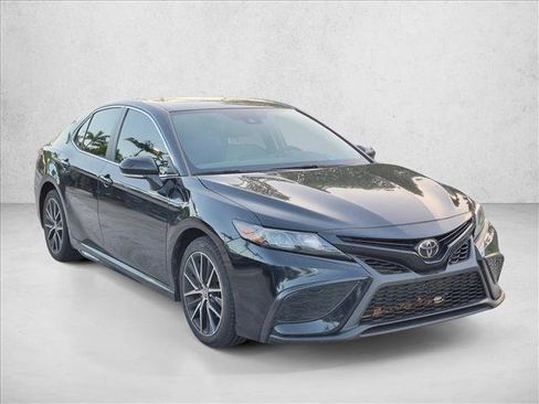 Used 2024 Toyota Camry SE FWD image 3