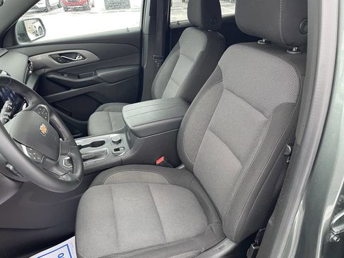 Used 2023 Chevrolet Traverse LT image 2