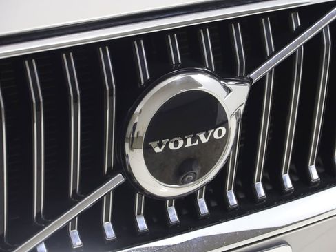 Used 2023 Volvo XC60 B5 Plus image 16