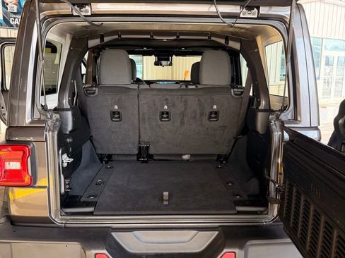 Used 2025 Jeep Wrangler Sahara image 17