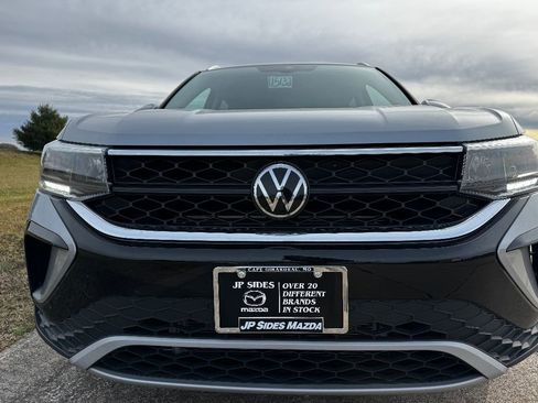 Used 2024 Volkswagen Taos SE image 2