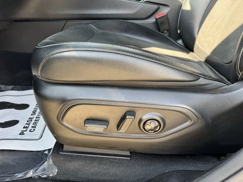 Used 2023 Jeep Grand Cherokee L Laredo image 13