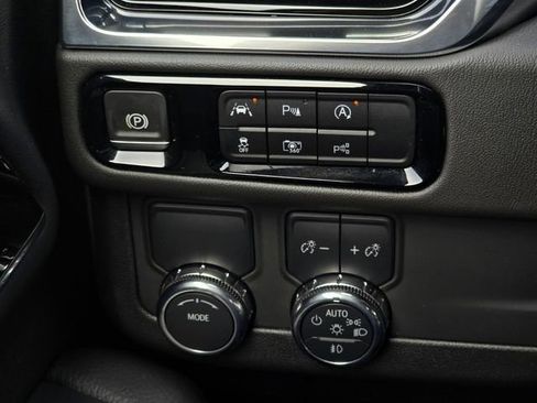 Used 2025 GMC Yukon Denali RWD image 17
