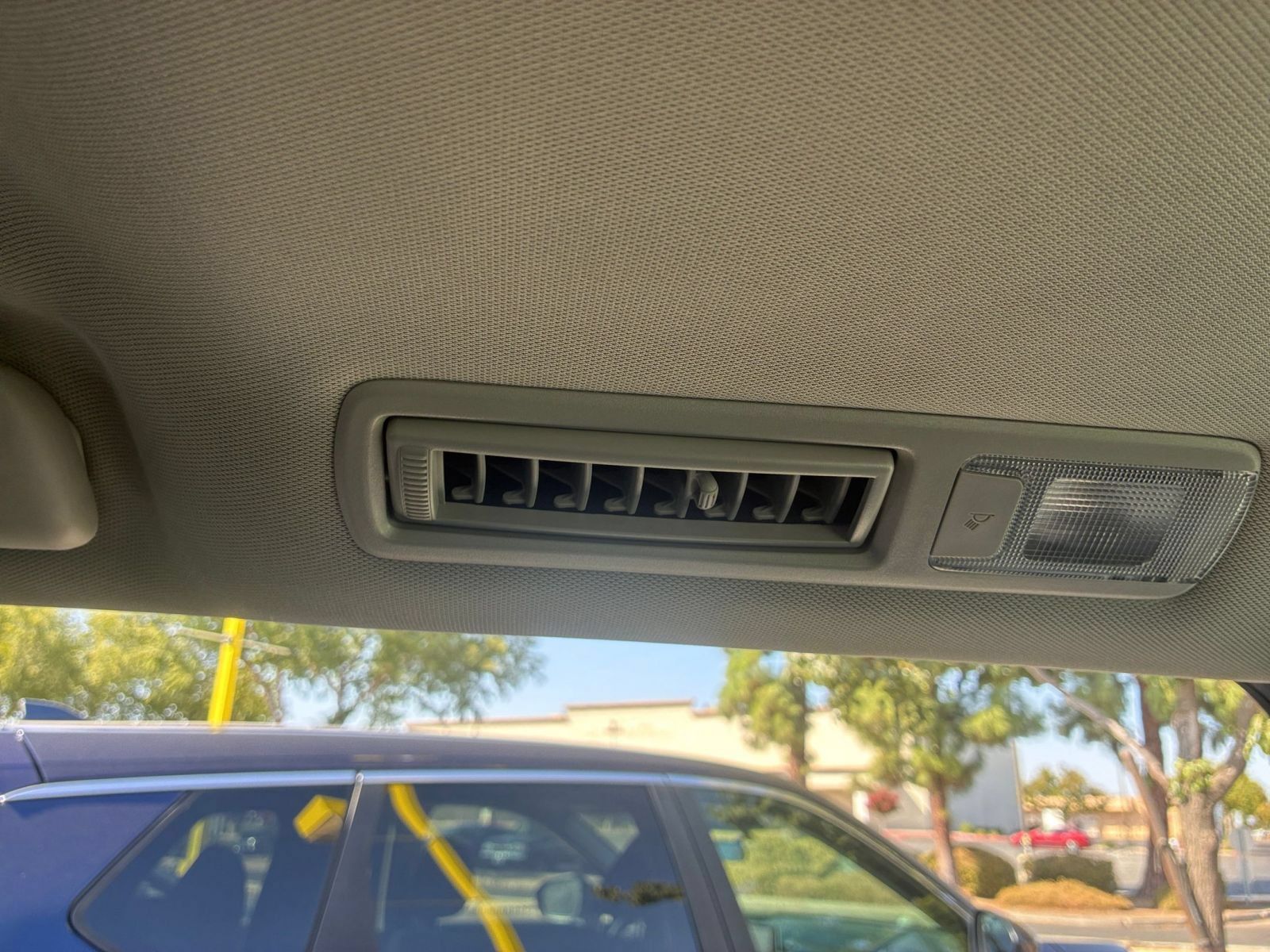 Used 2025 Toyota Sienna XLE FWD image 24