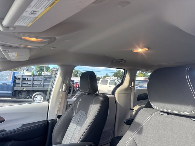 Used 2020 Chrysler Voyager L FWD image 22