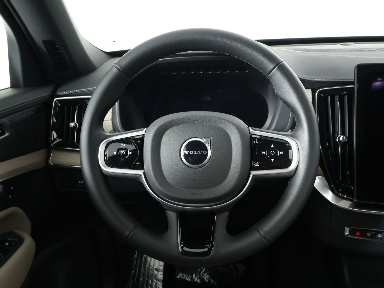 Used 2026 Volvo XC90 B6 Plus w/ Protection Package AWD/4WD image 8