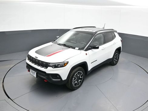 Used 2025 Jeep Compass Trailhawk AWD/4WD image 33