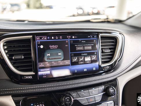 Used 2023 Chrysler Pacifica Touring-L FWD image 22