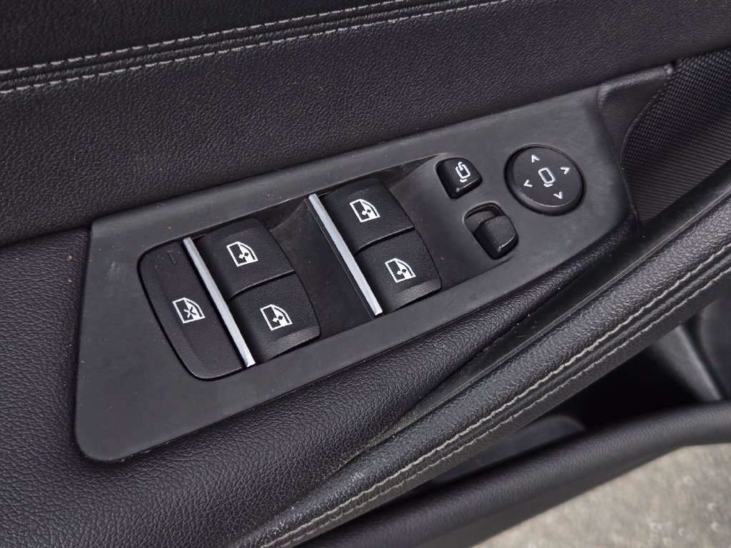 Used 2021 BMW 530e w/ M Sport Package RWD image 12