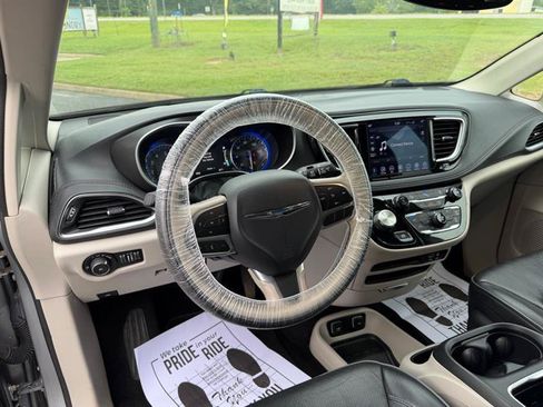 Used 2020 Chrysler Pacifica Limited FWD image 5