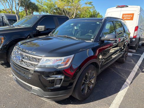Used 2018 Ford Explorer XLT w/ Equipment Group 202A image 2