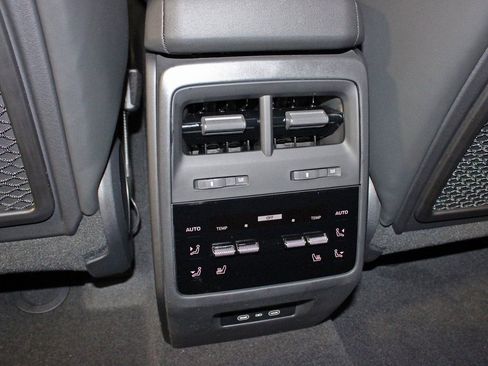 Certified 2025 Porsche Macan Electric image 36