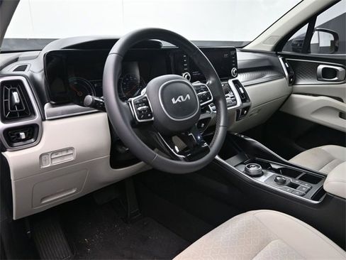Used 2022 Kia Sorento EX w/ Panoramic Sunroof Package image 8