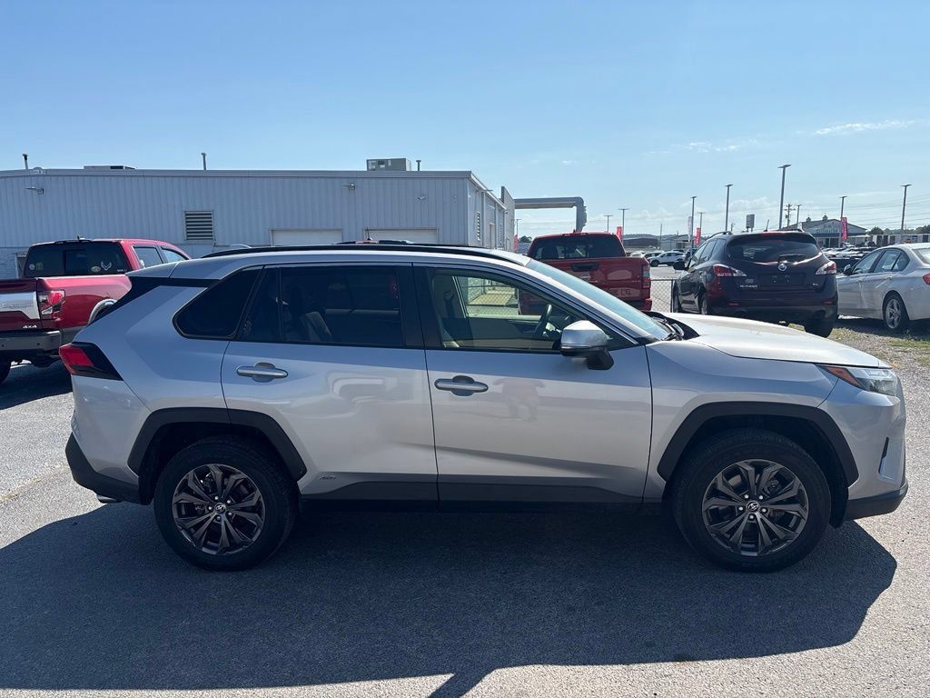 Used 2022 Toyota RAV4 XLE Premium AWD/4WD image 4