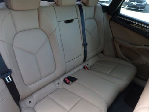 Used 2023 Porsche Macan image 15