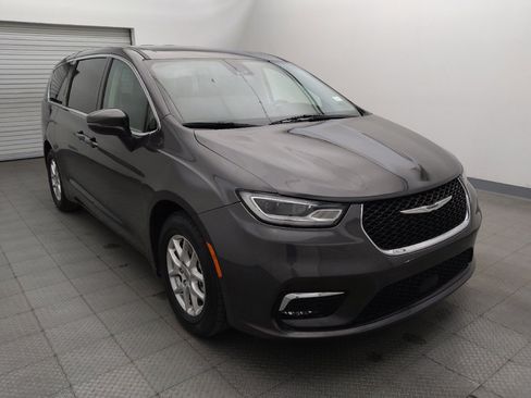 Used 2023 Chrysler Pacifica Touring-L FWD image 13