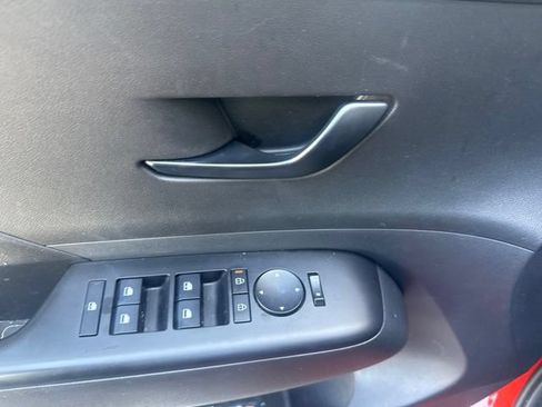 Used 2024 Hyundai Kona SE FWD image 11