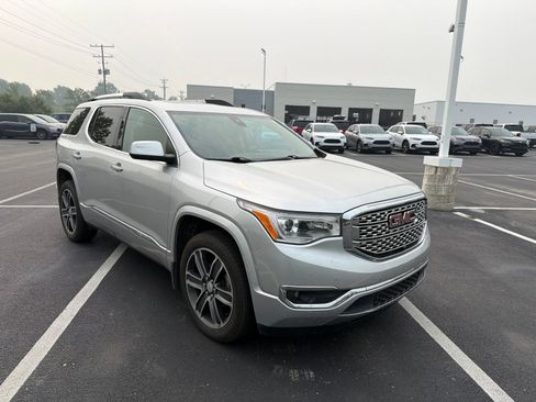 Used 2018 GMC Acadia Denali w/ Technology Package FWD image 9
