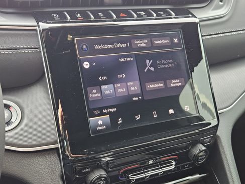 New 2025 Jeep Grand Cherokee L Laredo image 17