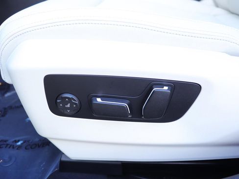 Used 2025 BMW 530i w/ Executive Package image 27