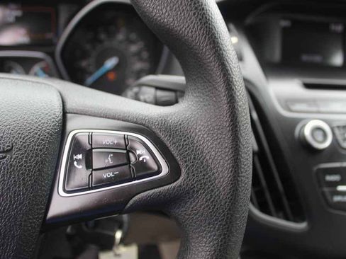 Used 2015 Ford Focus SE FWD image 18