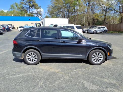 Used 2018 Volkswagen Tiguan SE w/ Panoramic Sunroof Package image 2