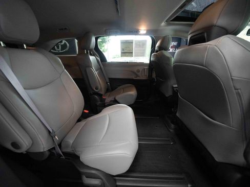Used 2023 Toyota Sienna XLE FWD image 25