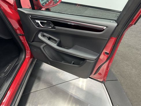 Certified 2026 Porsche Macan AWD/4WD image 41