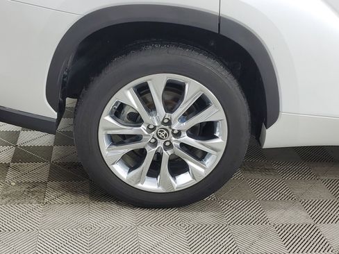 Used 2023 Toyota Highlander Limited FWD image 13